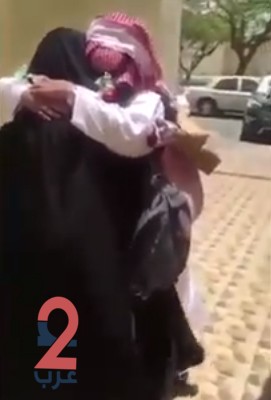 بالفيديو .. طالب ثانوية يحتفي بوالدته يوم تخرجها بهذه الطريقة