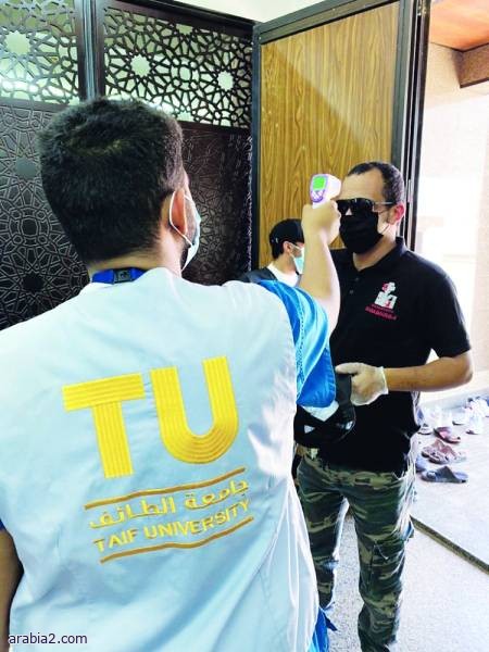 80 متطوعا من جامعة الطائف ينفذون حملة «نعود بحذر» في 10 جوامع